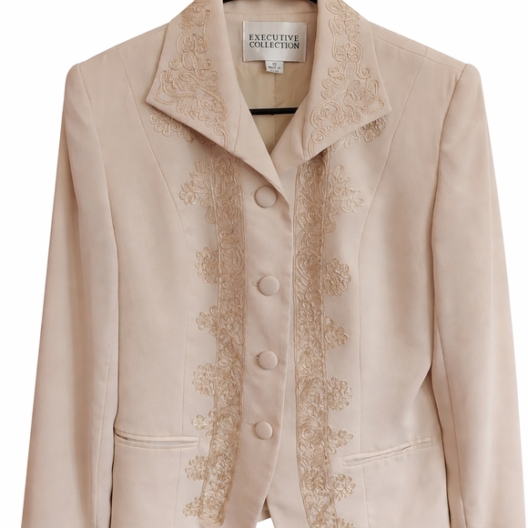 Executive Collection Jackets & Blazers - Executive Collection Vintage Women's Cream Embroidered Blazer